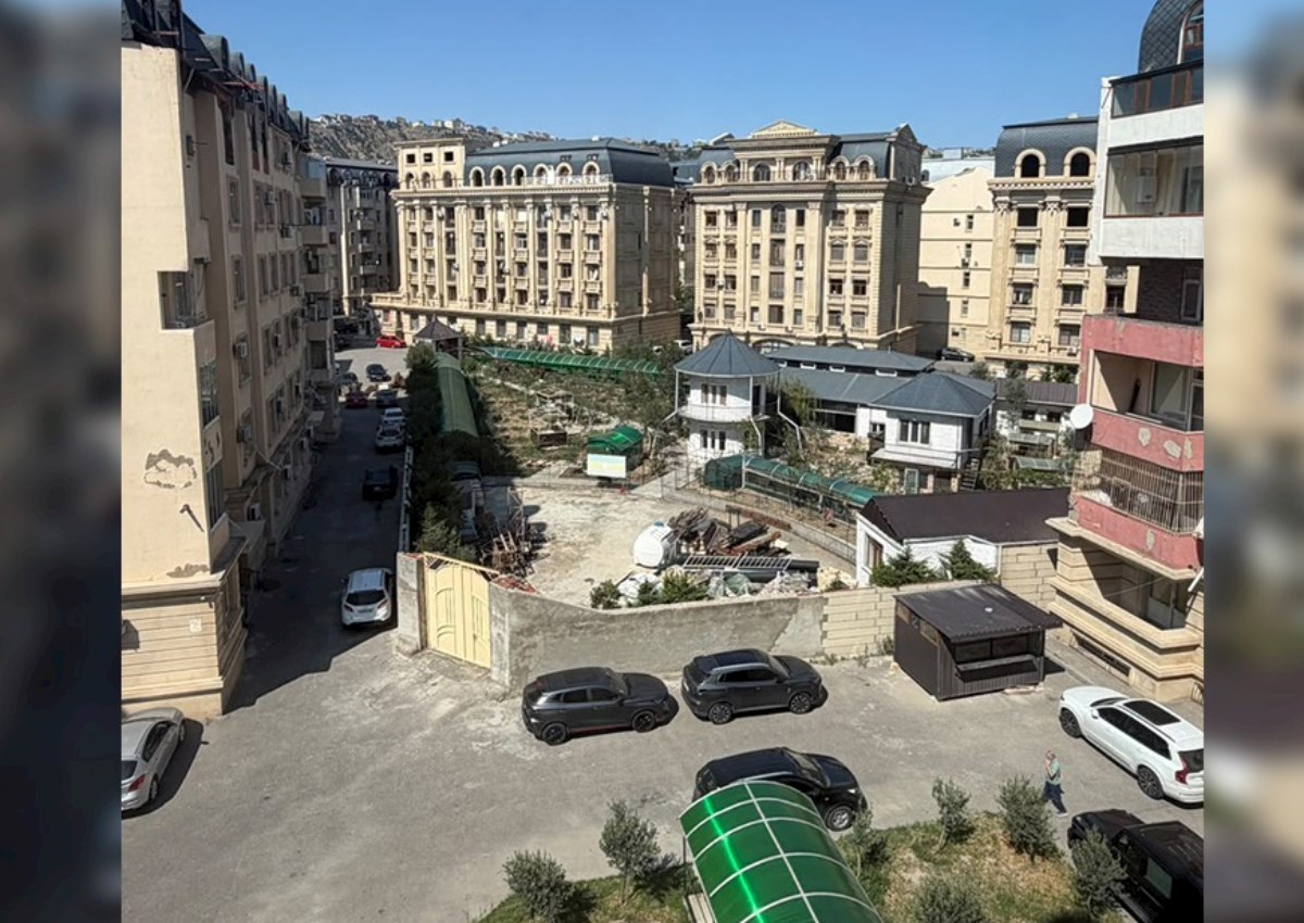 “Bəy Mamed” yaşayış kompleksinin həyətini hasarlayıb özünə villa tikdirir” — FOTOLAR 