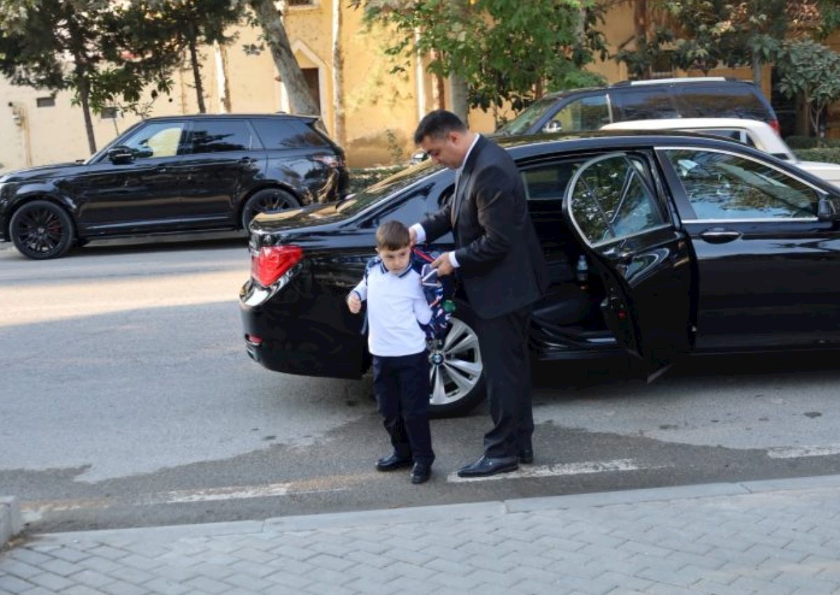 Şəhid övladını ilk dərsə icra başçısı apardı — FOTOLAR