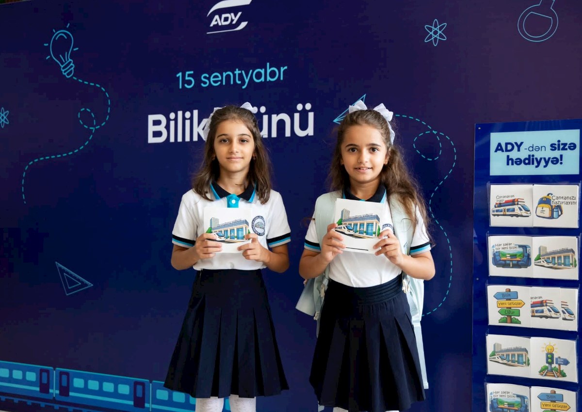 Bilik Günündə Bakı Dəmiryol Vağzalında sərnişinlər xoş surprizlə qarşılaşdı — FOTOLAR