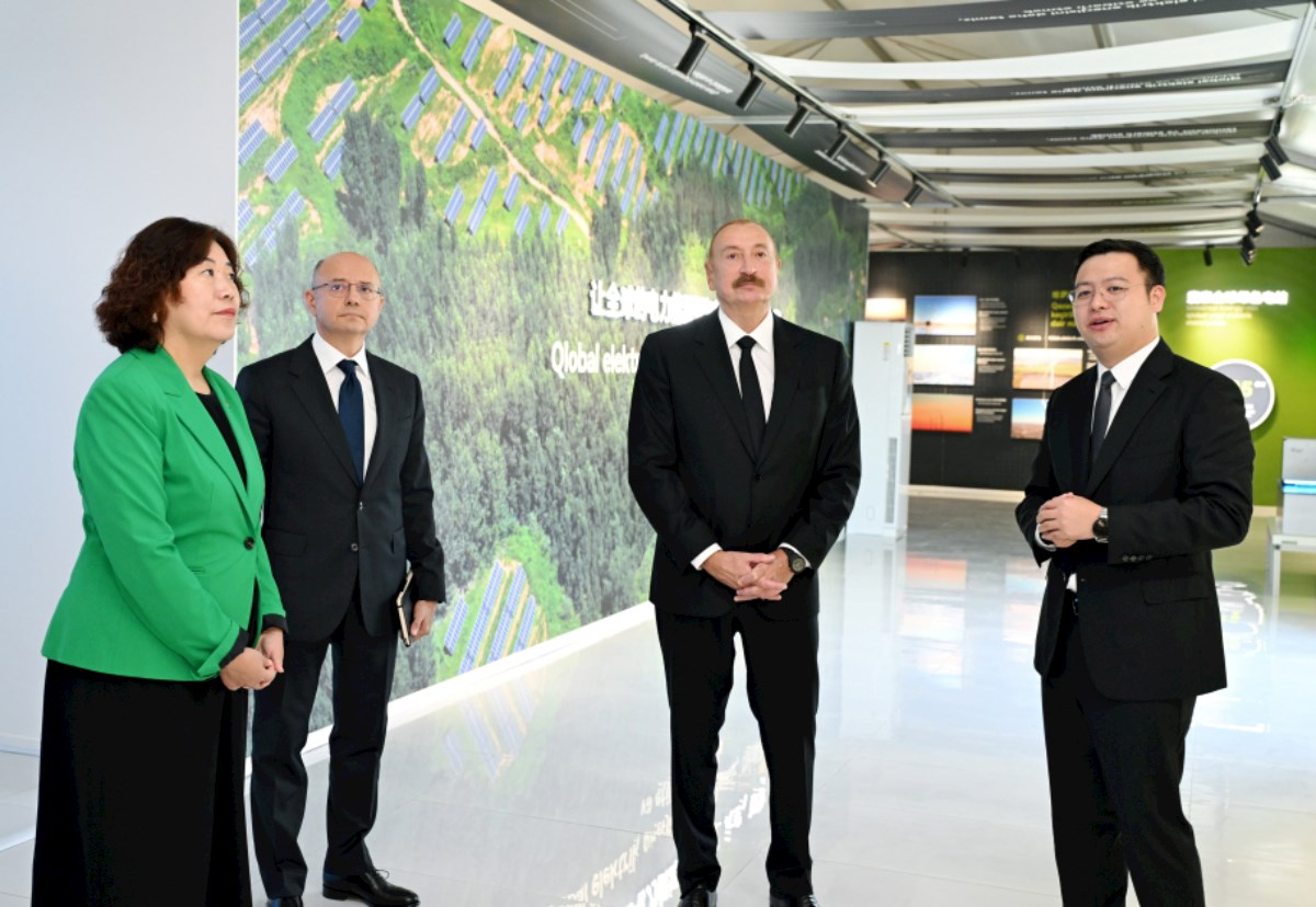 Prezident “Qobustan” Günəş Elektrik Stansiyasının açılışında — FOTOLAR