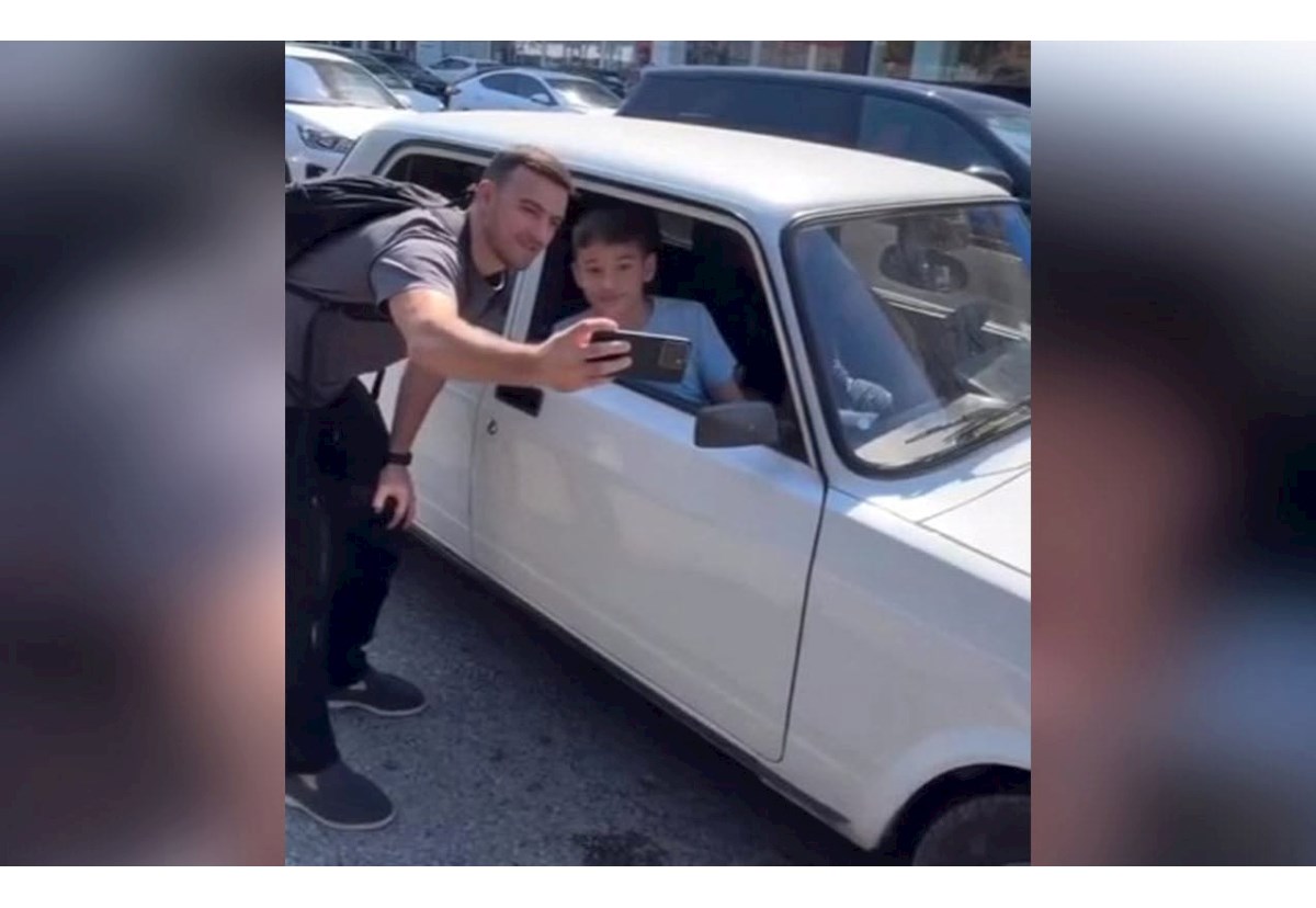 Qara Qarayev tıxacda qalan uşaqla selfi çəkdi — VİDEO