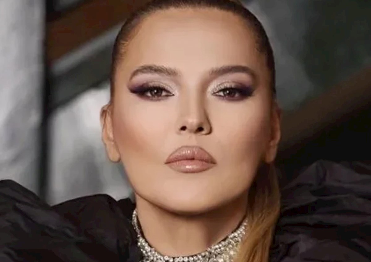Demet Akalın konsertdə hücuma məruz qaldı: "Hər tərəfimə toxundu" 