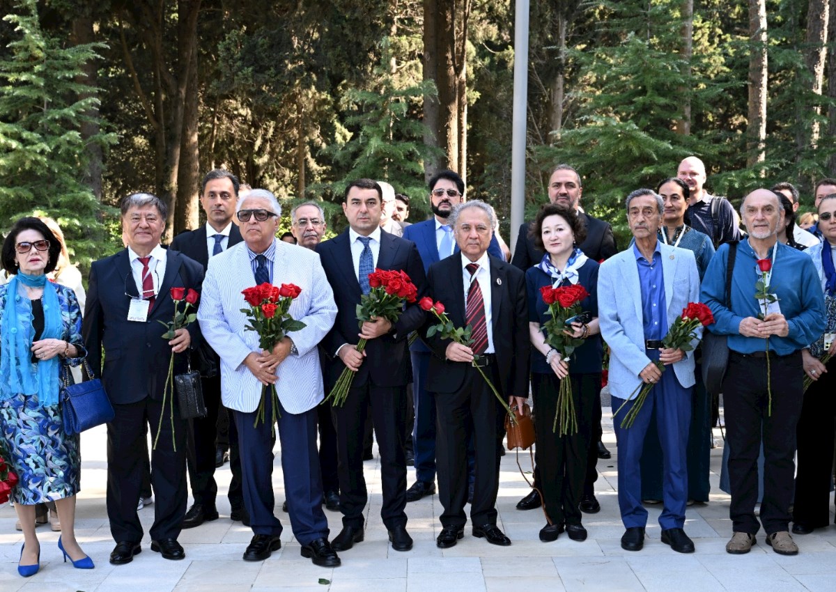 Doğum günü münasibətilə Üzeyir Hacıbəylinin məzarı ziyarət olundu — FOTOLAR