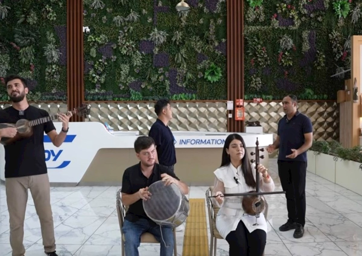 Bakı Dəmiryol Vağzalında Milli Musiqi Günü münasibətilə fleşmob keçirilib — VİDEO