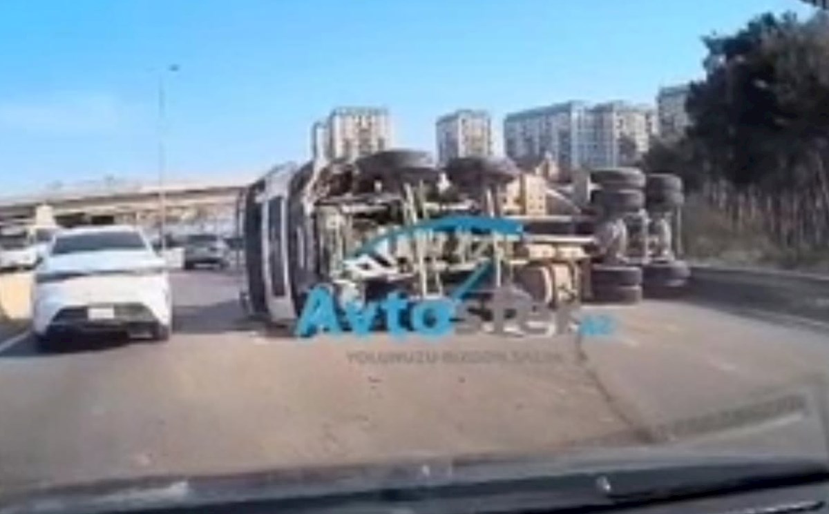 Bakı-Sumqayıt yolunda betonqarışdıran maşın aşdı  — VİDEO