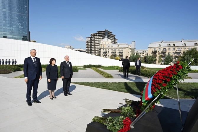Dövlət və hökumət rəsmiləri Bakıda Zəfər parkında olublar - FOTOLAR