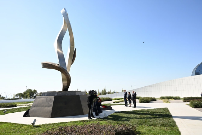 Dövlət və hökumət rəsmiləri Bakıda Zəfər parkında olublar - FOTOLAR
