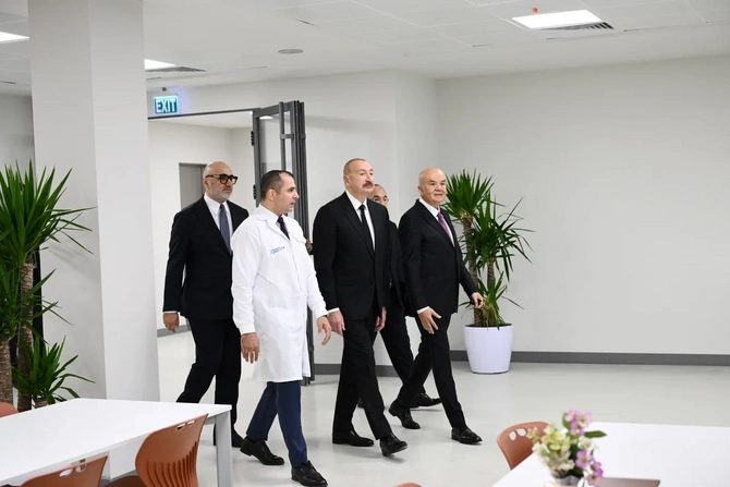 İlham Əliyev Pirallahı Sənaye Parkında dərman istehsalı müəssisəsinin açılışında iştirak edib - FOTOLAR