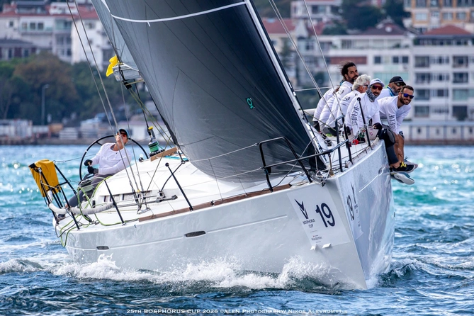 İstanbul Boğazı: İki qitənin qovuşduğu məkanda möhtəşəm yarış - FOTOLAR