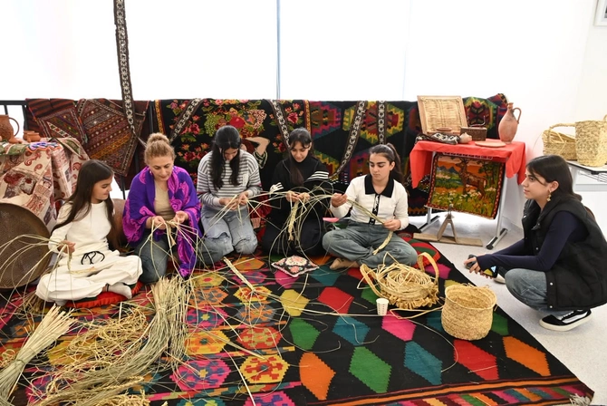 Cəbrayıl Şəhəri Günündə uşaqlar üçün rəsm üzrə ustad dərsləri və sərgi təşkil olunub - FOTOLAR