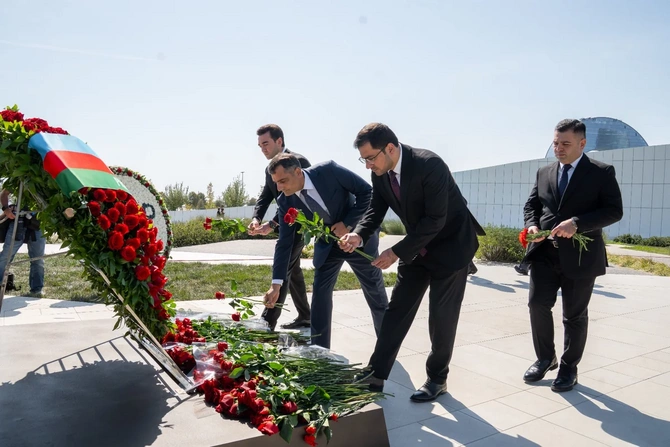 ETSN kollektivi Zəfər parkını ziyarət etdi - FOTOLAR