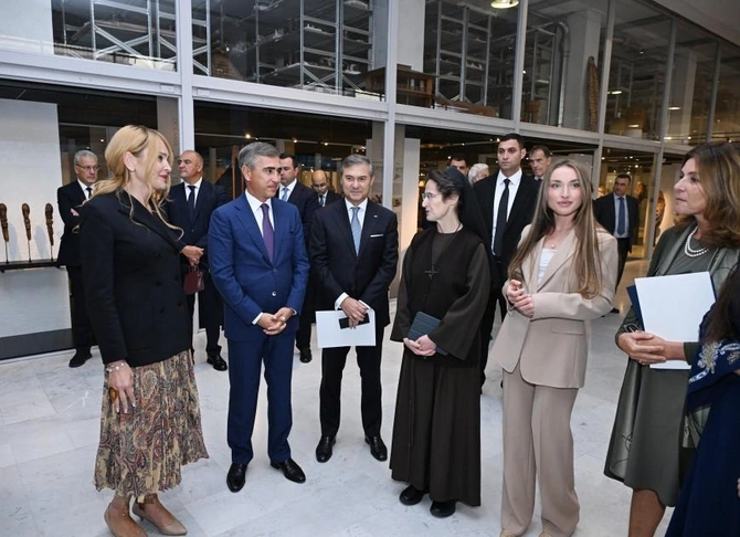 Prezidentin qızı və gəlini sərgidə - Fotolar