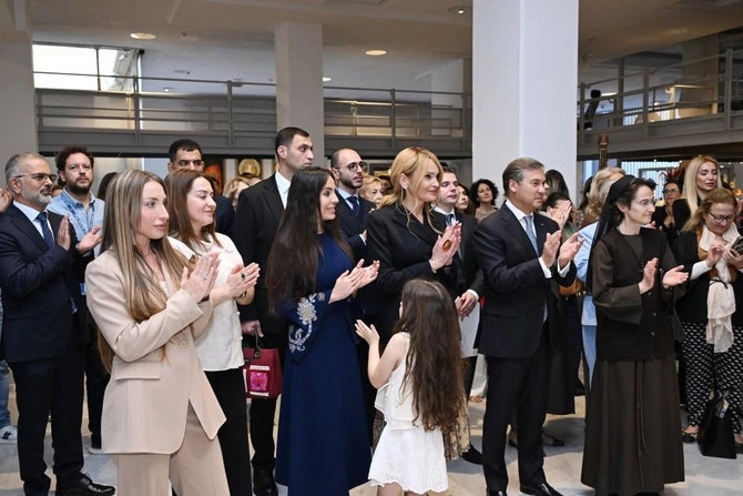 Prezidentin qızı və gəlini sərgidə - Fotolar
