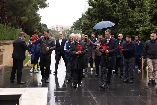 Fənərbağça nümayəndələri Heydər Əliyevin məzarını ziyarət etdilər - FOTO