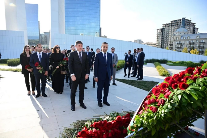 Media və Yayım Şurasının rəhbərliyi, kollektivi şəhidləri anıb - FOTOLAR