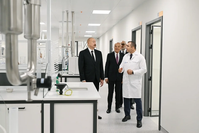 İlham Əliyev Pirallahı Sənaye Parkında dərman istehsalı müəssisəsinin açılışında iştirak edib - FOTOLAR