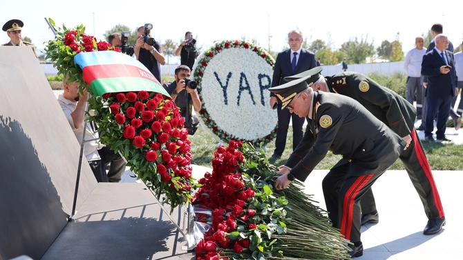FHN-in kollektivi Zəfər parkını ziyarət edib - FOTOLAR