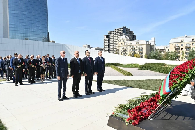 Elm və Təhsil Nazirliyinin rəhbərliyi və kollektivi Zəfər parkını ziyarət etdi - FOTOLAR Elm və Təhsil Nazirliyinin rəhbərliyi və kollektivi Zəfər parkını ziyarət etdi - FOTOLAR