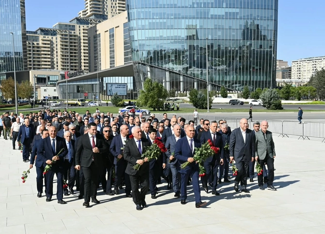 AzərEnerji və Azərişıq rəhbərliyi şəhidlərin xatirəsini andı - FOTOLAR