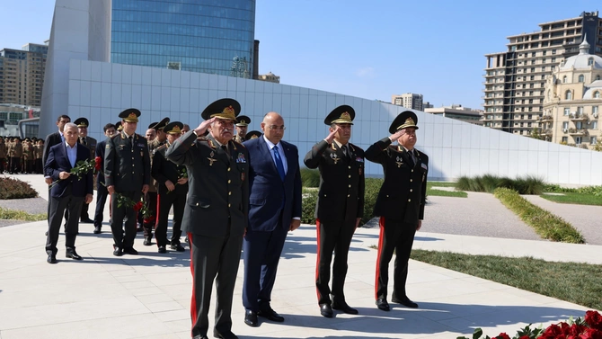FHN-in kollektivi Zəfər parkını ziyarət edib - FOTOLAR