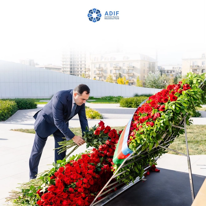 Əmanətlərin Sığortalanması Fondunun kollektivi Anım Günü ilə əlaqədar Zəfər Parkını ziyarət edib - FOTOLAR