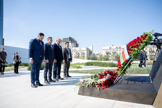 KTN rəhbərlik və kollektivi Zəfər parkında - FOTOLAR KTN rəhbərlik və kollektivi Zəfər parkında - FOTOLAR