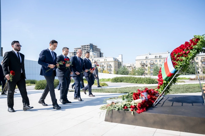 KTN rəhbərlik və kollektivi Zəfər parkında - FOTOLAR KTN rəhbərlik və kollektivi Zəfər parkında - FOTOLAR