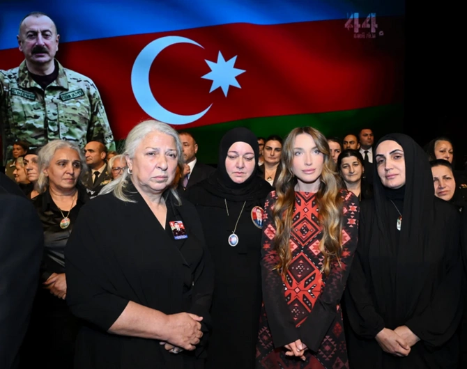 Arzu Əliyeva və Alyona Əliyeva 44 bədii filminin premyerasında iştirak ediblər - FOTOLAR