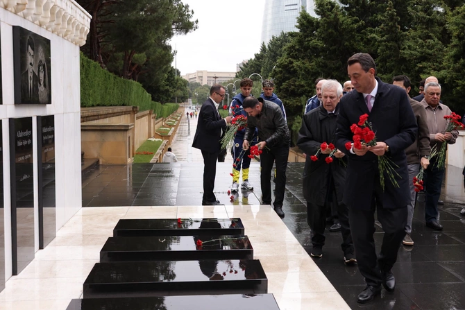 Fənərbağça nümayəndələri Heydər Əliyevin məzarını ziyarət etdilər - FOTO
