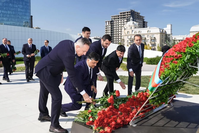 ƏƏSMN-in kollektivi Zəfər abidəsini ziyarət etdi - FOTOLAR ƏƏSMN-in kollektivi Zəfər abidəsini ziyarət etdi - FOTOLAR