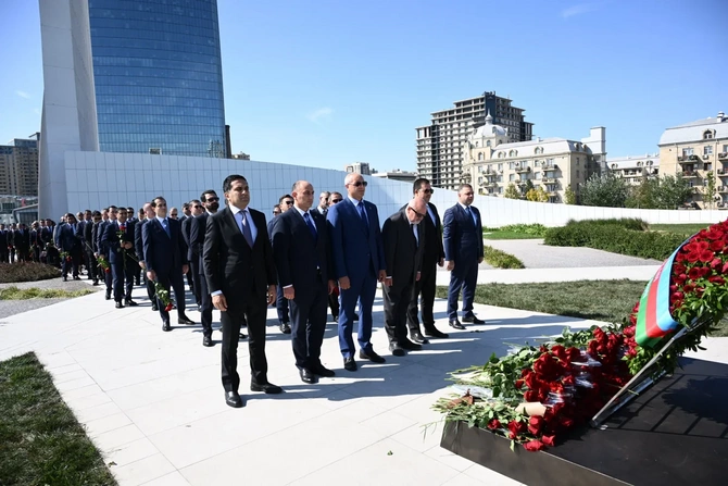 Azərbaycan XİN-in rəhbər heyəti Zəfər parkını ziyarət etdi - FOTOLAR