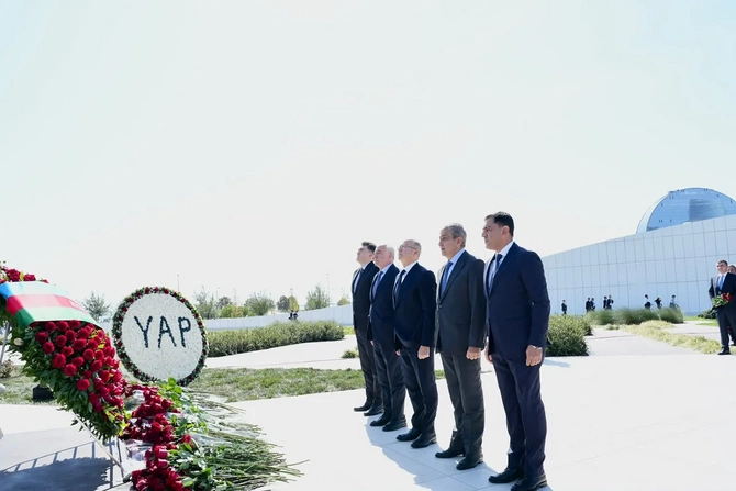 Energetika Nazirliyi və tabeli qurumların kollektivi Zəfər abidəsini ziyarət edib - FOTOLAR