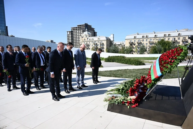 Azərbaycan XİN-in rəhbər heyəti Zəfər parkını ziyarət etdi - FOTOLAR