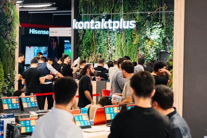 Kontaktda iPhone 18 Pro seriyasına axın: 4-cü il ardıcıl satış rekordu - FOTOLAR Kontaktda iPhone 18 Pro seriyasına axın: 4-cü il ardıcıl satış rekordu - FOTOLAR