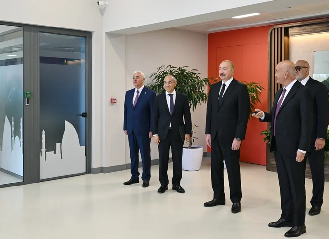 İlham Əliyev Pirallahı Sənaye Parkında dərman istehsalı müəssisəsinin açılışında iştirak edib - FOTOLAR