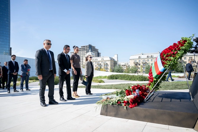KTN rəhbərlik və kollektivi Zəfər parkında - FOTOLAR KTN rəhbərlik və kollektivi Zəfər parkında - FOTOLAR