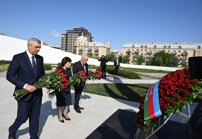 Dövlət və hökumət rəsmiləri Bakıda Zəfər parkında olublar - FOTOLAR