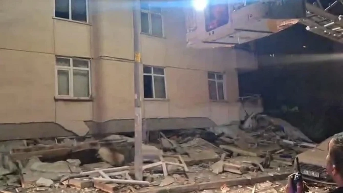 İstanbulda yeddimərtəbəli yaşayış binası çöküb, dağıntılar altında qalanlar var - FOTOLAR İstanbulda yeddimərtəbəli yaşayış binası çöküb, dağıntılar altında qalanlar var - FOTOLAR