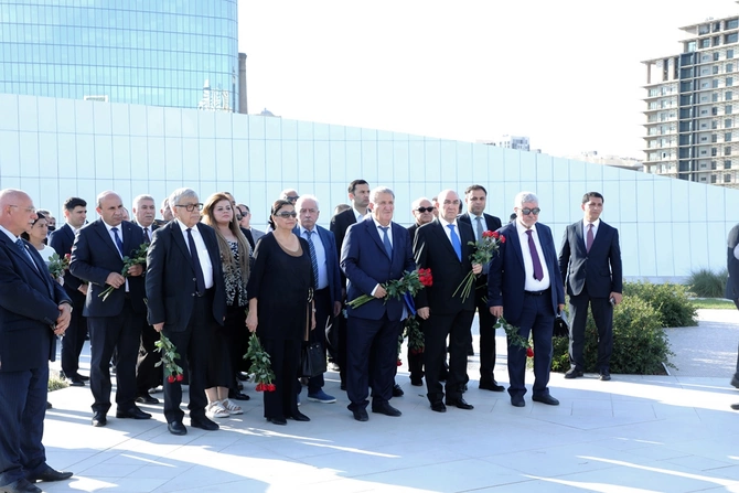 AMEA-nın kollektivi Zəfər parkını ziyarət edib - FOTOLAR AMEA-nın kollektivi Zəfər parkını ziyarət edib - FOTOLAR