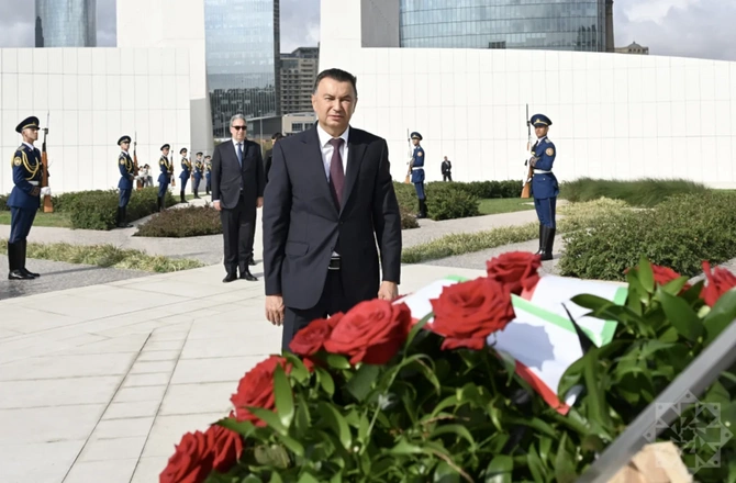 Tacikistanın Baş naziri Fəxri xiyabanı ziyarət edib - YENİLƏNİB