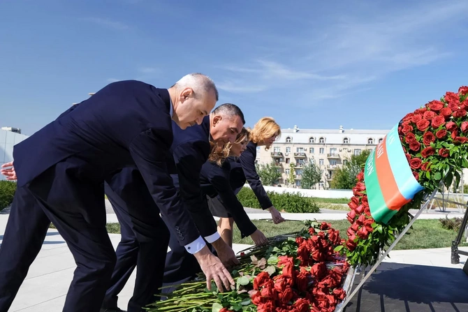 ƏƏSMN-in kollektivi Zəfər abidəsini ziyarət etdi - FOTOLAR ƏƏSMN-in kollektivi Zəfər abidəsini ziyarət etdi - FOTOLAR