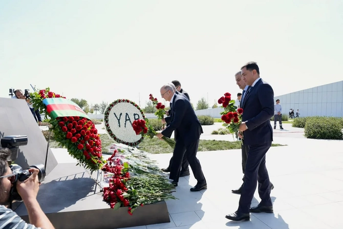 Energetika Nazirliyi və tabeli qurumların kollektivi Zəfər abidəsini ziyarət edib - FOTOLAR