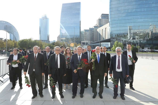 AMEA-nın kollektivi Zəfər parkını ziyarət edib - FOTOLAR AMEA-nın kollektivi Zəfər parkını ziyarət edib - FOTOLAR