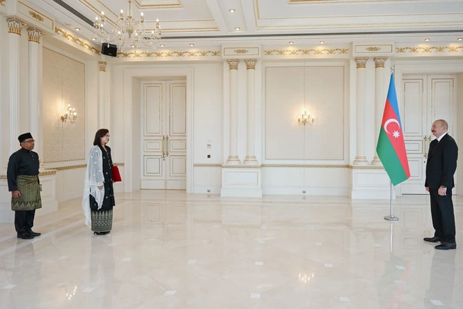 İlham Əliyev Malayziyanın Azərbaycanda yeni təyin olunmuş səfirini qəbul edib - FOTOLAR