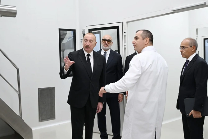 İlham Əliyev Pirallahı Sənaye Parkında dərman istehsalı müəssisəsinin açılışında iştirak edib - FOTOLAR