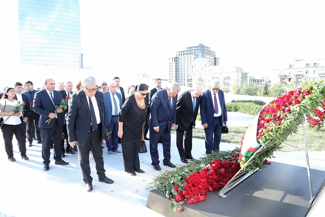 AMEA-nın kollektivi Zəfər parkını ziyarət edib - FOTOLAR AMEA-nın kollektivi Zəfər parkını ziyarət edib - FOTOLAR