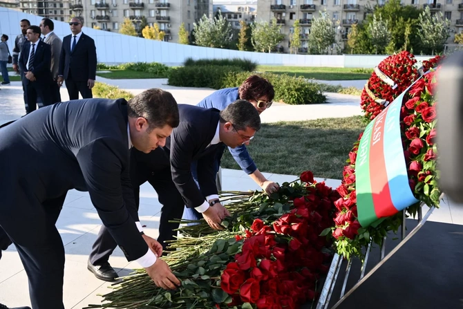Media və Yayım Şurasının rəhbərliyi, kollektivi şəhidləri anıb - FOTOLAR