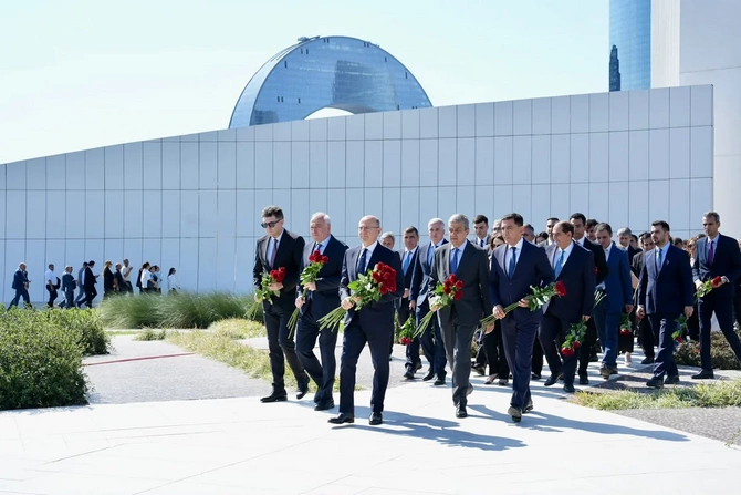 Energetika Nazirliyi və tabeli qurumların kollektivi Zəfər abidəsini ziyarət edib - FOTOLAR
