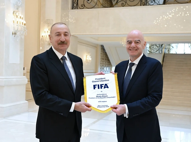 FIFA prezidenti İlham Əliyevə üzərində soyadı yazılmış forma və top hədiyyə edib - FOTOLAR FIFA prezidenti İlham Əliyevə üzərində soyadı yazılmış forma və top hədiyyə edib - FOTOLAR