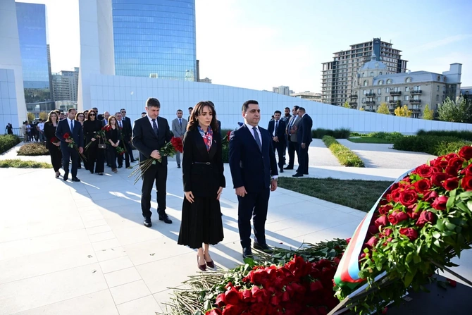 Media və Yayım Şurasının rəhbərliyi, kollektivi şəhidləri anıb - FOTOLAR